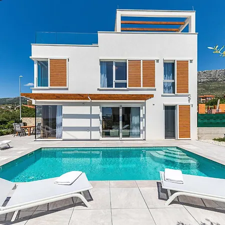 4 Bedroom Amazing In Kastel Gomilica Holiday home Kastela