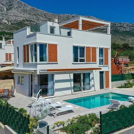 4 Bedroom Amazing In Kastel Gomilica