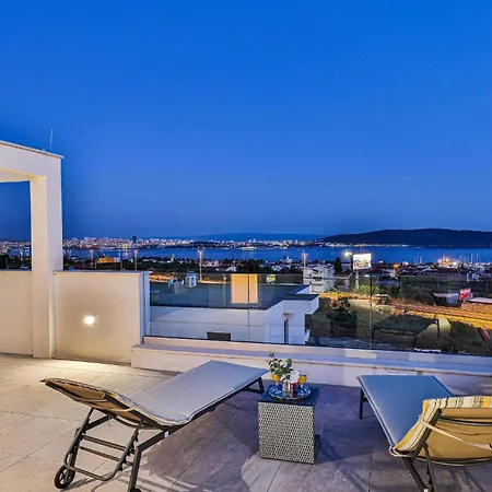 4 Bedroom Amazing In Kastel Gomilica *