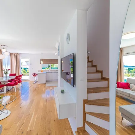4 Bedroom Amazing In Kastel Gomilica
