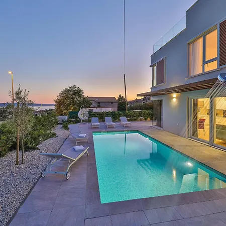 4 Bedroom Amazing In Kastel Gomilica *