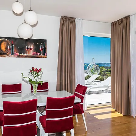 Holiday home 4 Bedroom Amazing In Kastel Gomilica