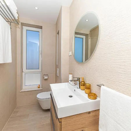 4 Bedroom Amazing In Kastel Gomilica Kastela