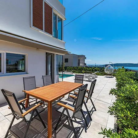 Front In Kastel Gomilica * Kaštela