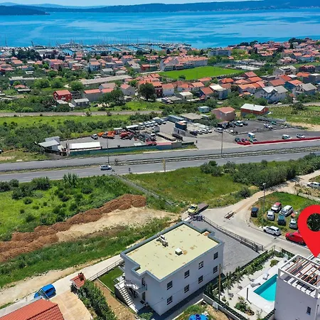 4 Bedroom Amazing In Kastel Gomilica Prázdninový dům