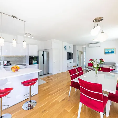 4 Bedroom Amazing In Kastel Gomilica