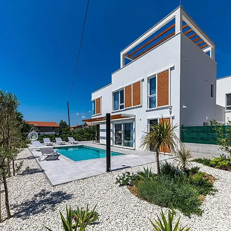 4 Bedroom Amazing In Kastel Gomilica