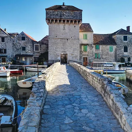 Front In Kastel Gomilica * Kaštela