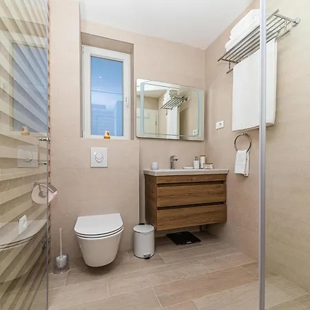 4 Bedroom Amazing In Kastel Gomilica *
