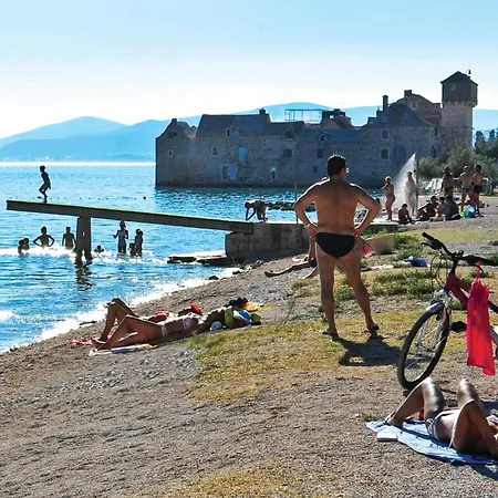 Front In Kastel Gomilica * Kaštela